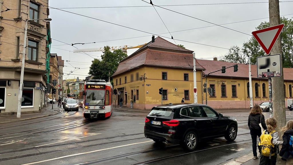 An der Kreuzung vor der einstigen Gaststätte "Zum Mohr" in Halle wird eine Woche lang gearbeitet.