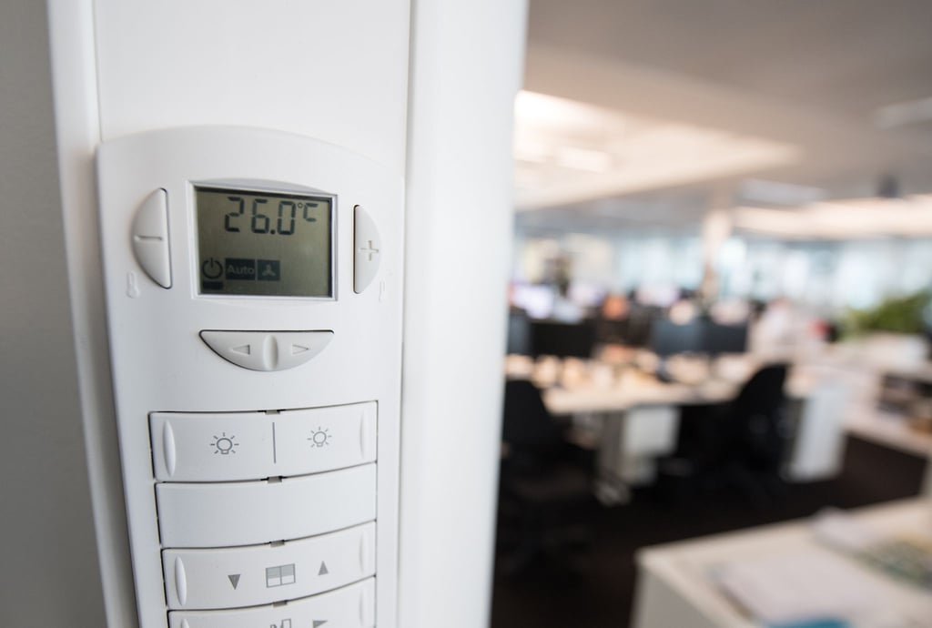 Ab jetzt wird es kritisch: Steigt das Thermometer im Büro über 26 Grad, sollte der Chef was tun.