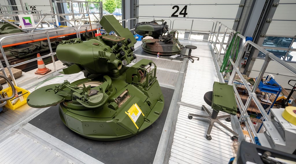 Türme vom Schützenpanzer Marder stehen zur Aufbereitung in einer Halle von Rheinmetall.