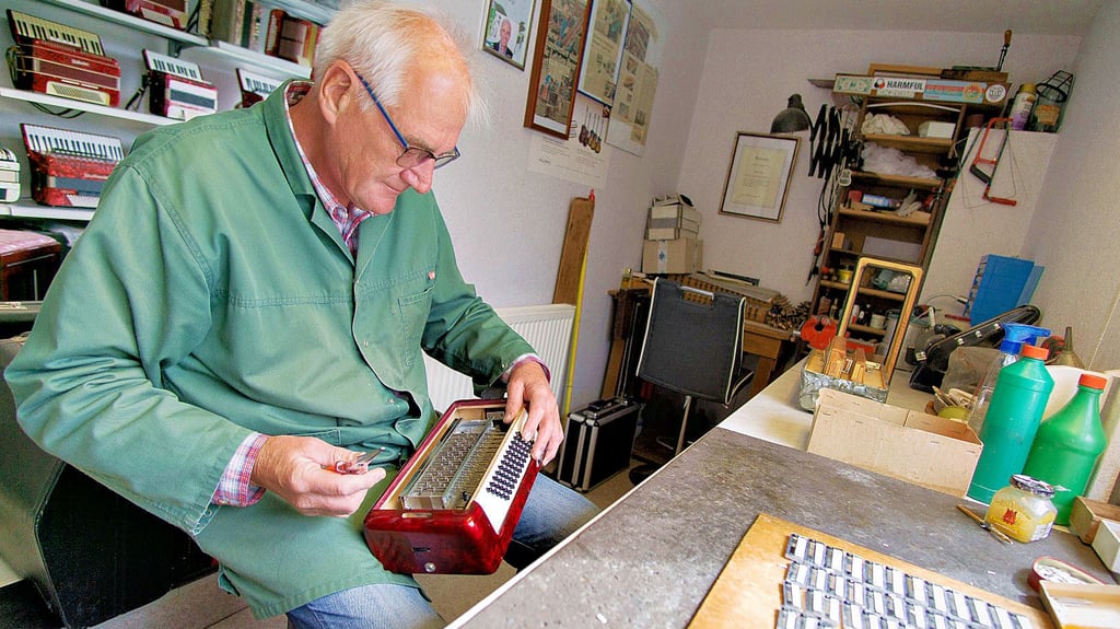 Für sein Handwerk braucht Uwe Arndt Fingerspitzengefühl und ein gutes Gehör.