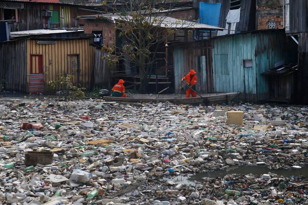Plastikmüll schwimmt auf dem Fluss Negro im brasilianischen Manaus.