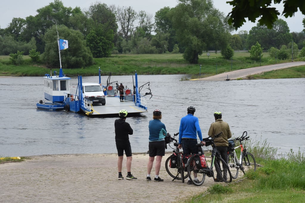 Die Fähre zwischen barby (Salzlandkreis) und Ronney (Anhalt-Bitterfeld) darf derzeit maximal noch 16 Tonnen transportieren. Die Elbe hat zu wenig Wasser für eine größere Last.
