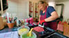 Die kleinen Wachsstücke verwendet Katrin Fahle für ihre Mosaik-Kerzen.