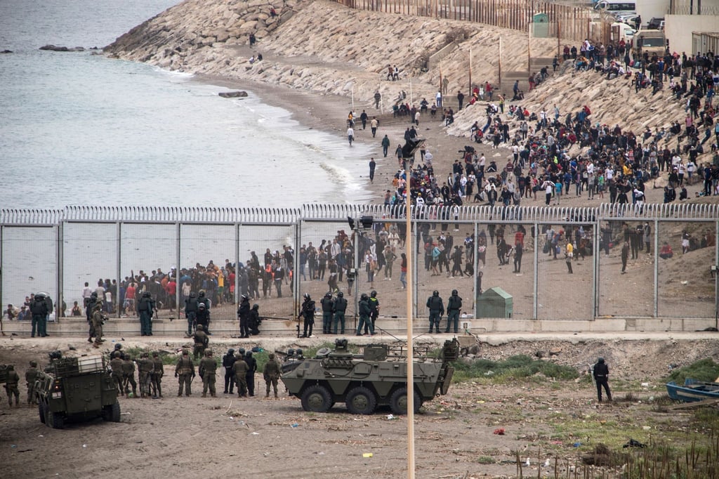 Die Grenze zwischen Marokko und Spanien in Ceuta (Archivbild). „Die Ausweitung sicherer Drittstaaten, schlechterer Rechtsschutz, verpflichtende Grenzverfahren in Haftlagern (...) sind nur einige der Rechtsverschärfungen, die in der vorgeschlagenen Reform des Asylsystems angelegt sind“, kritisieren die Grünen-Mitglieder in ihrem Brief.