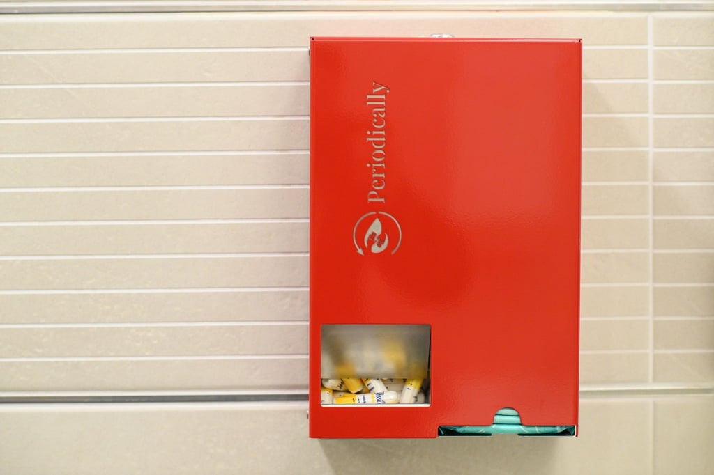 Ein Tampon- und Bindenspender von "Periodically" hängt auf einer Damentoilette