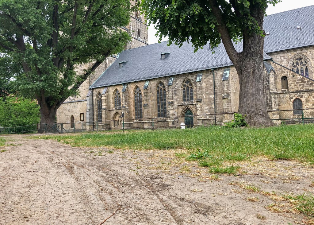 Auf dieser Fläche zu Füßen der Nikolaikirche soll ein Spielplatz und Familientreffpunkt entstehen.