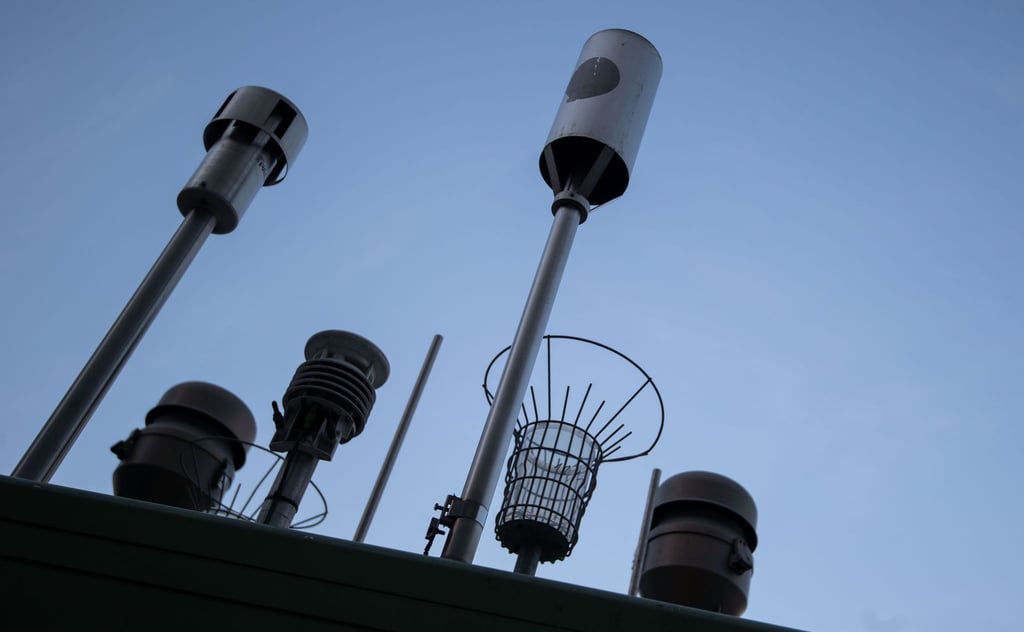 Messgeräte stehen auf einer Luft-Messstation der Landesanstalt für Umwelt Baden-Württemberg (LUBW) in der Stuttgarter Innenstadt.