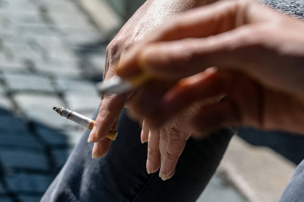 Zwei Raucher halten ihre Zigaretten zwischen den Fingern.