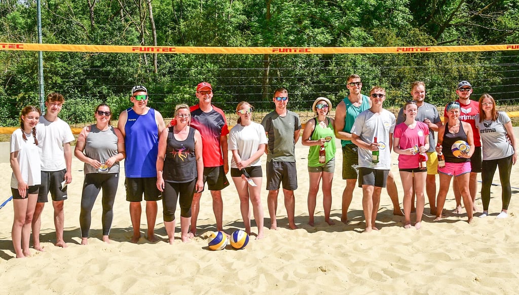 Insgesamt acht Zweier-Teams aus der Region haben am Bechvolleyballturnier in Schackstedt teilgenommen.