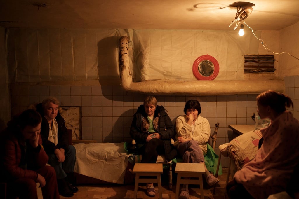 Krankenhauspersonal sitzt während eines Luftangriffsalarms nordöstlich von Kiew in einem Keller, der als Luftschutzbunker genutzt wird.