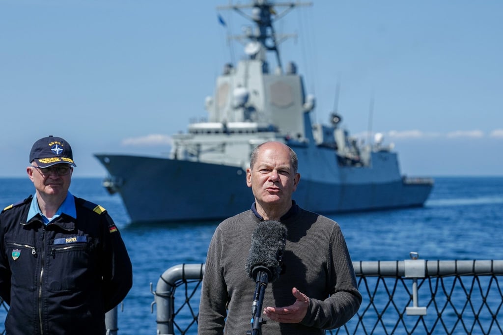 Bundeskanzler Olaf Scholz gibt auf der Fregatte „Mecklenburg-Vorpommern“ nach seinem Besuch der Deutschen Marine in Rostock-Warnemünde ein Pressestatement.