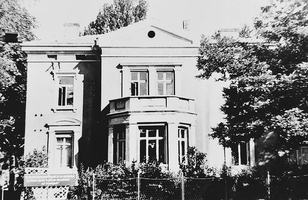 Die Kita Villa Kunterbunt in den 1960er Jahren. Ein imposantes Gebäude, das bis heute nichts von seinem Charme verloren hat.