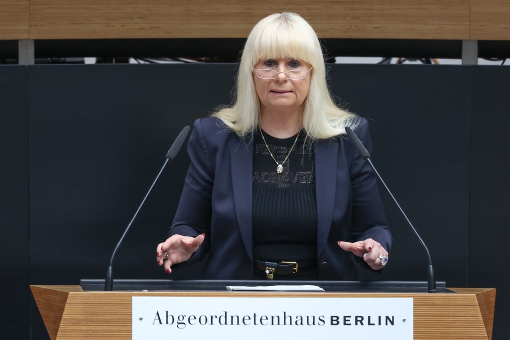 Iris Spranger (SPD), Innensenatorin, spricht bei einer Sitzung.
