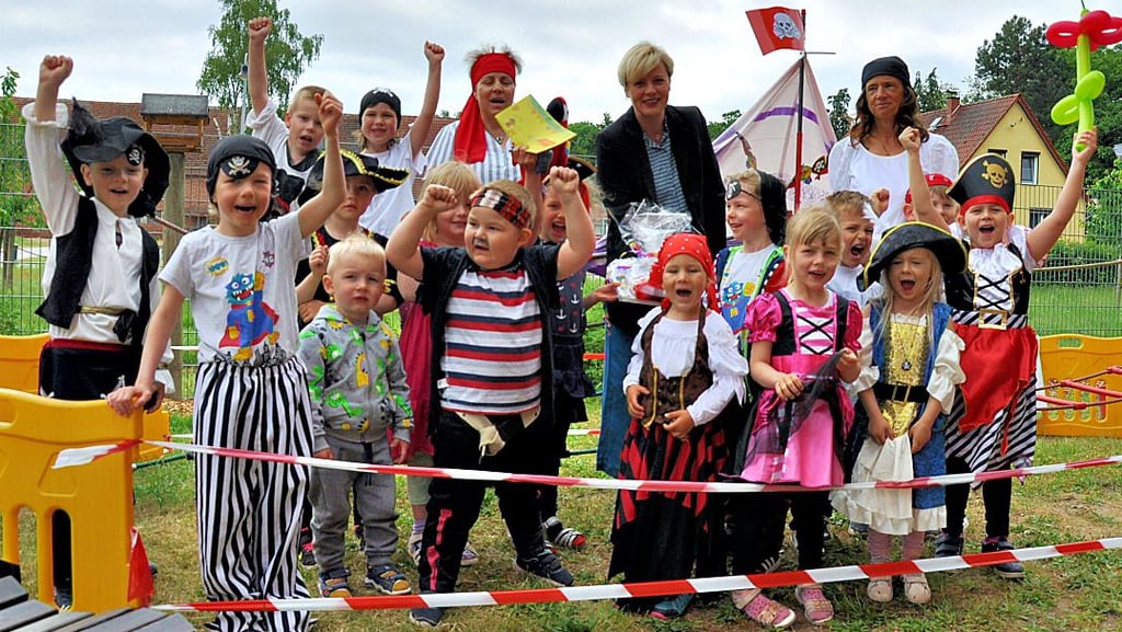 Redekiner Kita-Kinder feiern ein Piratenfest und bekamen Besuch von Bürgermeisterin Cathleen Lüdicke.
