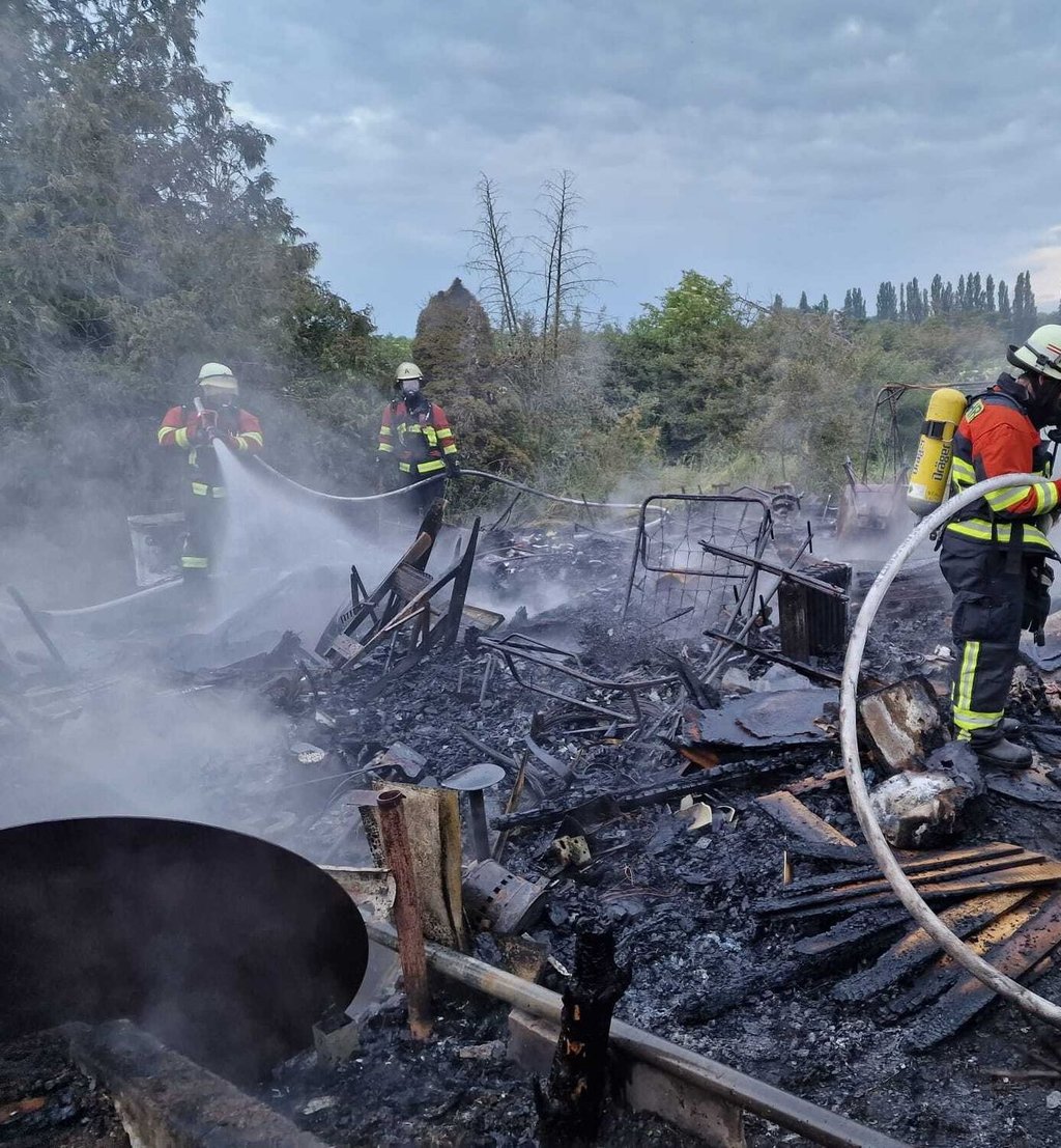 Kameraden löschen am Rosenburger Weg in Wulfen.