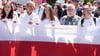 Oppositionspolitiker Donald Tusk (2.v.l) nimmt an der Seite von Polens Ex-Präsident Lech Walesa (2.v.r) und anderen Demonstranten an einem Protest gegen die Politik der PiS-Regierung teil.