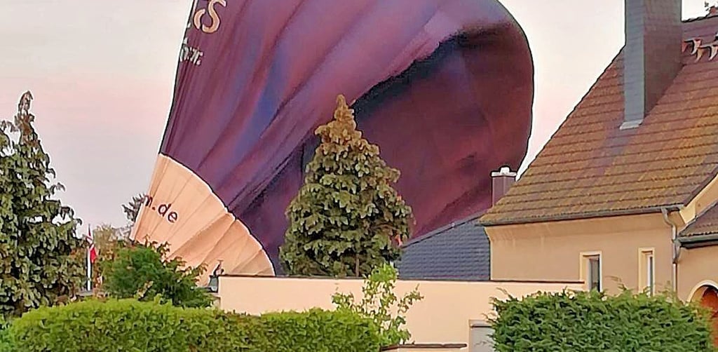 Die mutmaßliche Notlandung eines Heißluftballons an der Kleinzerbster Straße in Aken hat am Samstagabend für Aufregung gesorgt.