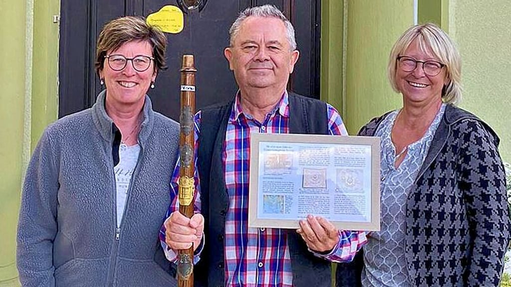 Ralf Tüllner, Antje Thermann und Gundel Schayka würden sich über Spenden für die Restauration der Steckbyer Chorfahne freuen.