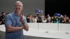 Apple-CEO Tim Cook posiert neben den neuen Vision Pro Headsets auf dem Firmencampus in Cupertino.