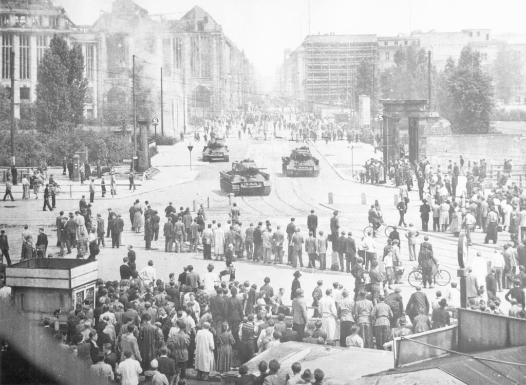Symbolfoto - Sowjetische Panzer sind am 17. Juni 1953 waehrend des Arbeiteraufstands in der DDR auf dem Leipziger Platz in Ost-Berlin aufgefahren.