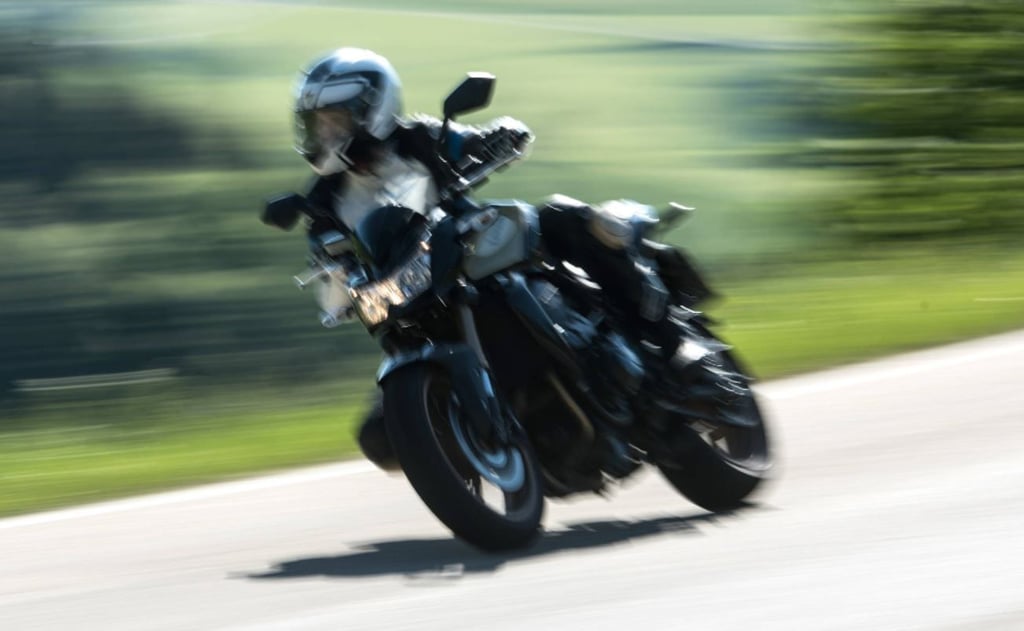 Zu einem schweren Unfall ist es wegen verschmutzter Fahrbahn auf der L235 bei Harzgerode im Harz gekommen. Ein Motorradfahrer verletzte sich schwer. Symbolbild: