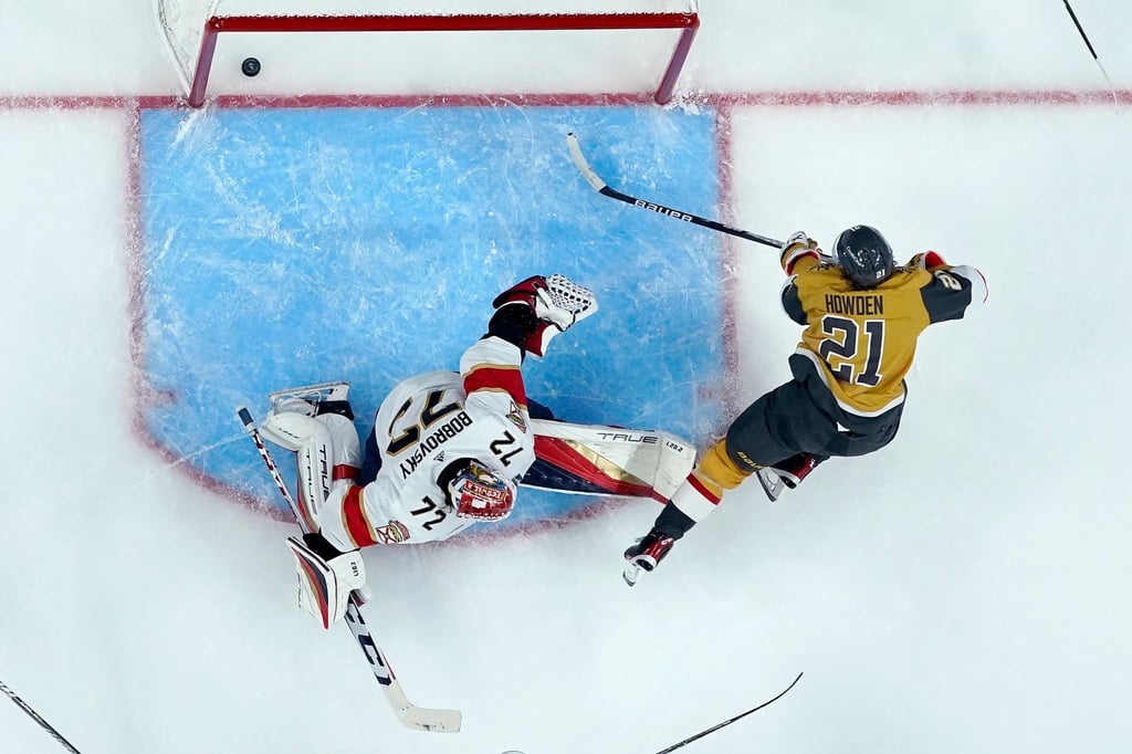 Der Center Brett Howden (21) der Vegas Golden Knights umspielt den Torwart Sergei Bobrovsky (72) der Florida Panthers.