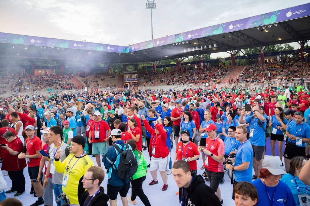 Teilnehmer verfolgenden die Eröffnungsfeier der Special Olympics Nationalen Spiele 2022.