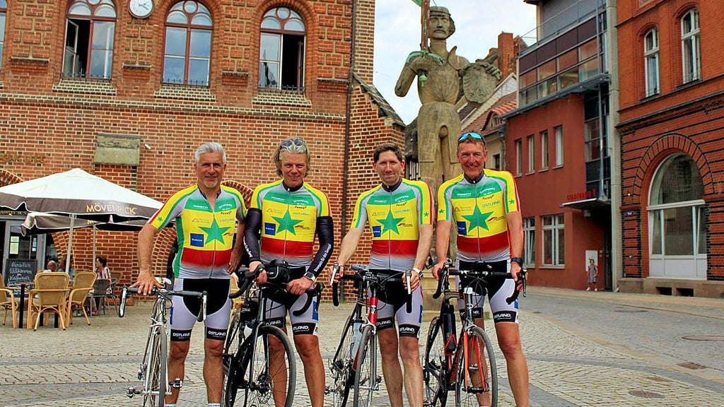 Andreas Wahl (von links), Dirk Nitschke, Dirk Seeger und Detlef Meine bei ihrem Zwischenhalt in Stendal.