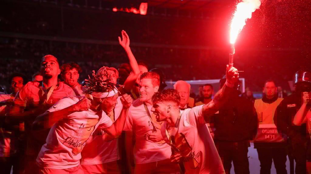 Tanz im Rotlicht: Dominik Szoboszlai & Co. machen Party mit Pyro.