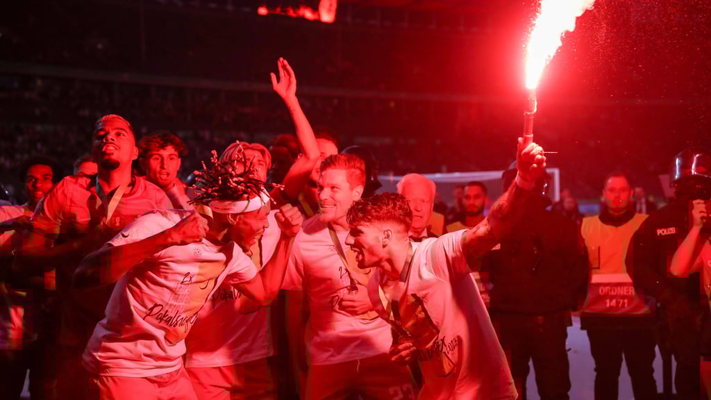 Tanz im Rotlicht: Dominik Szoboszlai &amp; Co. machen Party mit Pyro.