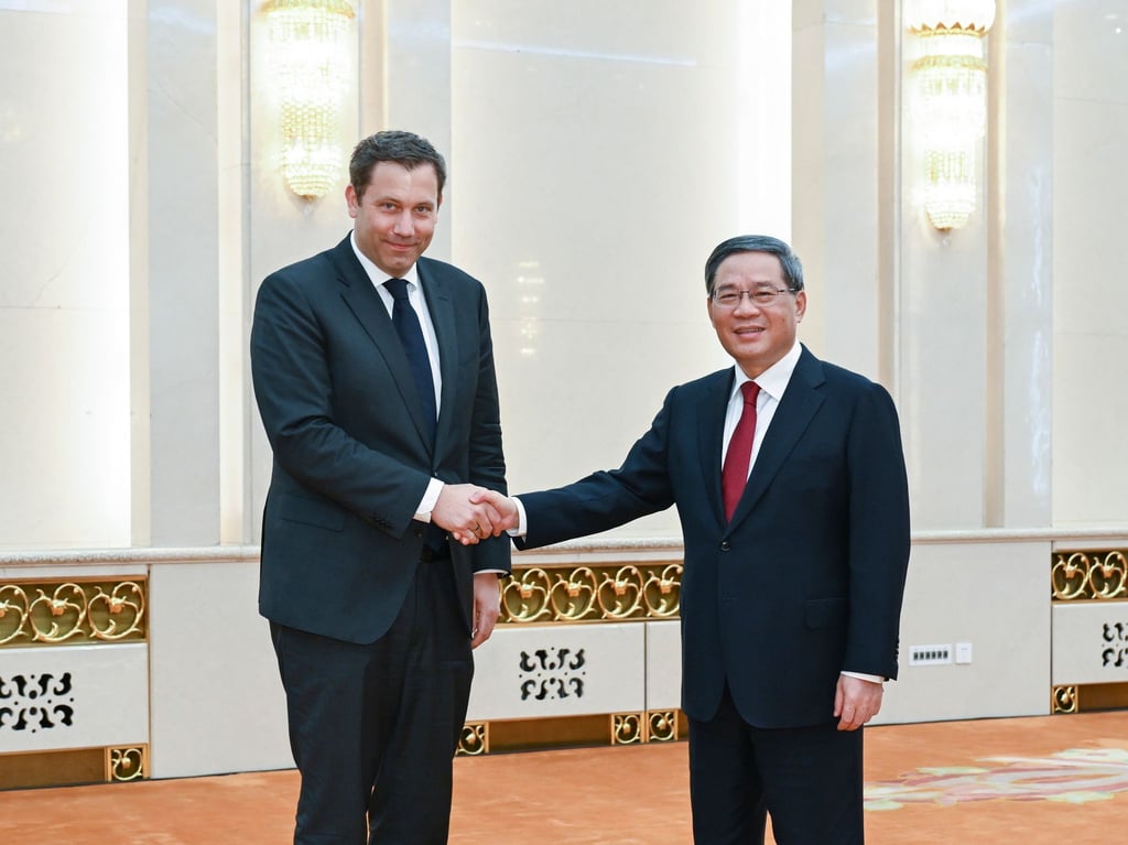 Chinas Ministerpräsident Li Qiang (r) hat den SPD-Bundesvorsitzenden Lars Klingbeil in Peking empfangen.