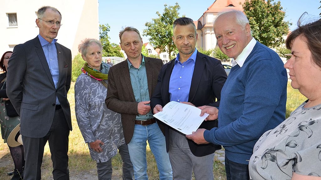 Vertreter der Vorfläming-Gemeinden Bornum, Dobritz und Grimme überreichten dem anhalt-bitterfelder Landrat Andy Grabner (CDU) eine Unterschriftensammlung gegen die Ausweisung von Suchräumen zur Errichtung von Windparks.