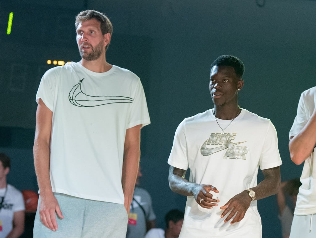Die Basketballprofis Dirk Nowitzki (l) und Dennis Schröder stehen bei einem Nike-Basketballfestival zusammen.