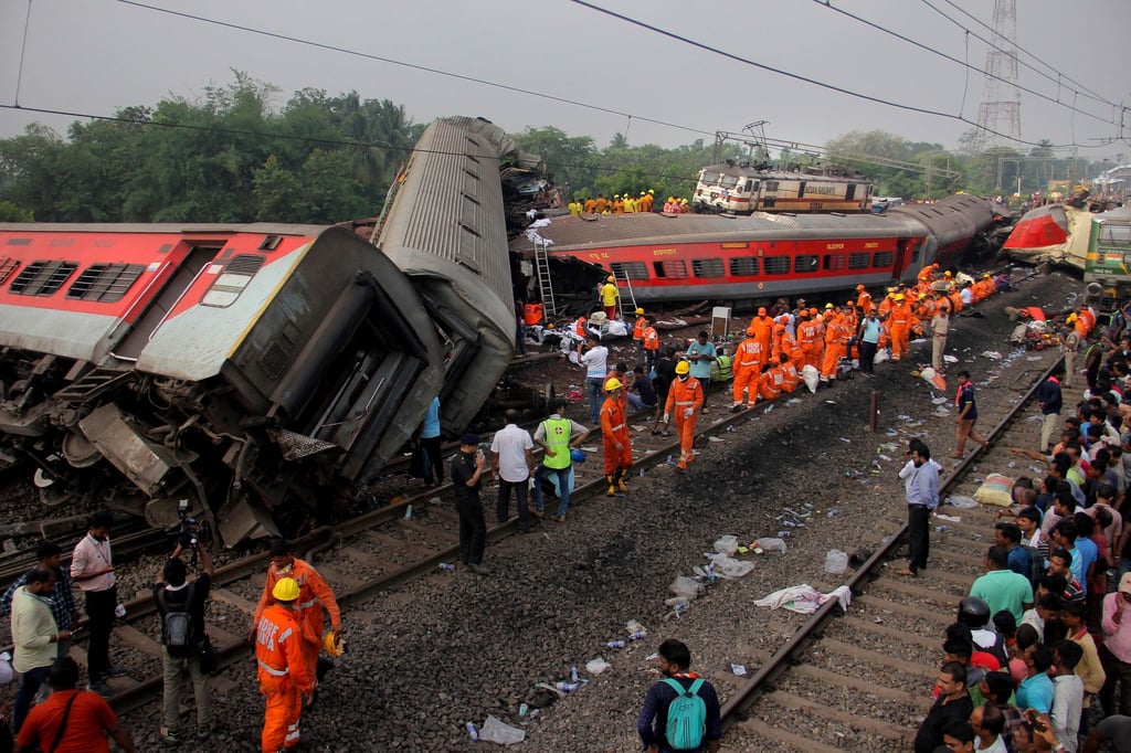 Rettungskräfte arbeiten an der Unfallstelle nach dem schweren Zugunglück im indischen Bundesstaat Odisha.