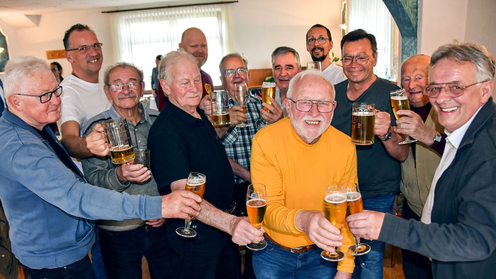 Ehemalige und aktive Bäcker und Hubertus Nitzschke, der einzige Müller in der Runde, stoßen am Stanntisch auf ihre Gemeinschaft an. Neu ist, dass die Männer sich im Bahnhofshotel treffen. Aus alter Verbundenheit ist der einstige Gastwirt Michael Richter dabei.