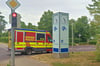 Ein Rettungswagen der Feuerwehr erreicht das Gelände des Klinikums in Olvenstedt.