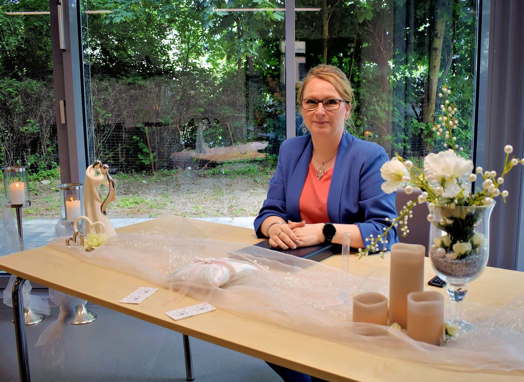 Standesbeamtin Christel Krawzoff schloss gerade im neuen Trauzimmer des Biederitzer Rathauses die 13. Ehe. Das Paar hatte sich für den kleinen Raum entschieden, es besteht aber auch die Möglichkeit, viele Gäste an der Eheschließung teilhaben zu lassen.