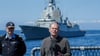 Bundeskanzler Olaf Scholz gibt auf der Fregatte „Mecklenburg-Vorpommern“ nach seinem Besuch der Deutschen Marine in Rostock-Warnemünde ein Pressestatement.
