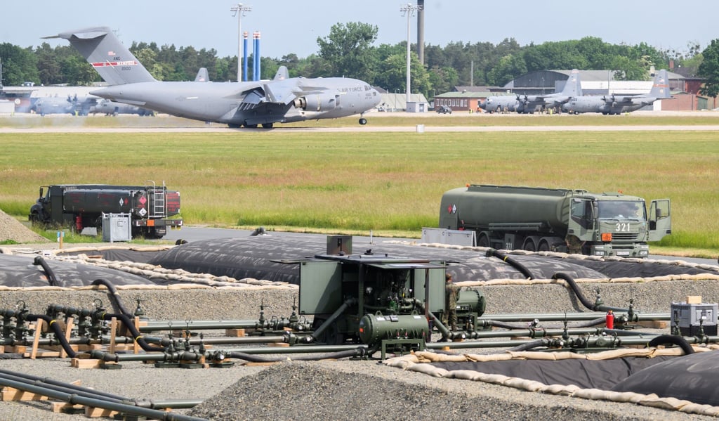 Eine Boeing der United States Air Force landet in Sichtweite eines errichteten Feldtanklagers.