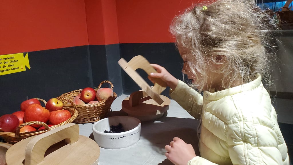 Das sieht etwas verkohlt aus nach dem Vulkanausbruch. Amira inspiziert Töpfe in einer Küche im alten Pompeji im Winckelmann-Museum in Stendal.