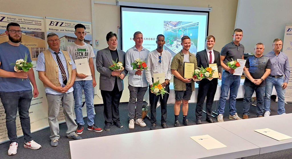 Erinnerungsfoto: Sieben junge Handwerker haben ihre Lehren teilweise mit Auszeichnung abgeschlossen.