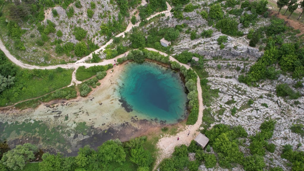 Das Drachenauge von Dalmatien: Die Quelle des Flusses Cetina in Kroatien.