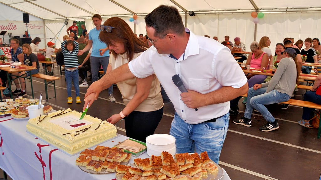 Anschnitt der Geburtstagstorte: Bei Freiberger in Osterweddingen wurde gefeiert.