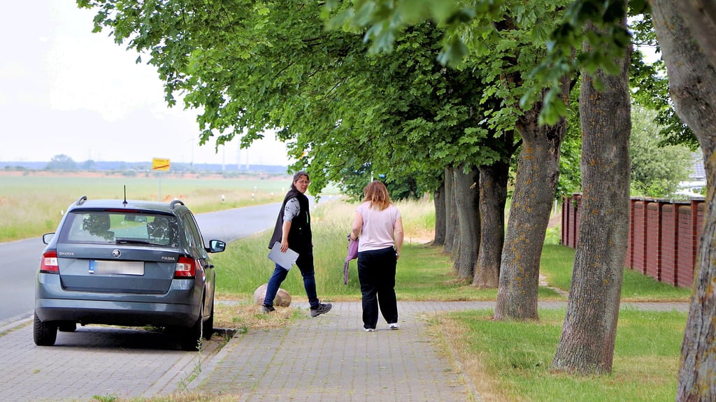 Der Gehweg zum Friedhof in Meitzendorf endet am Haupteingang - noch.