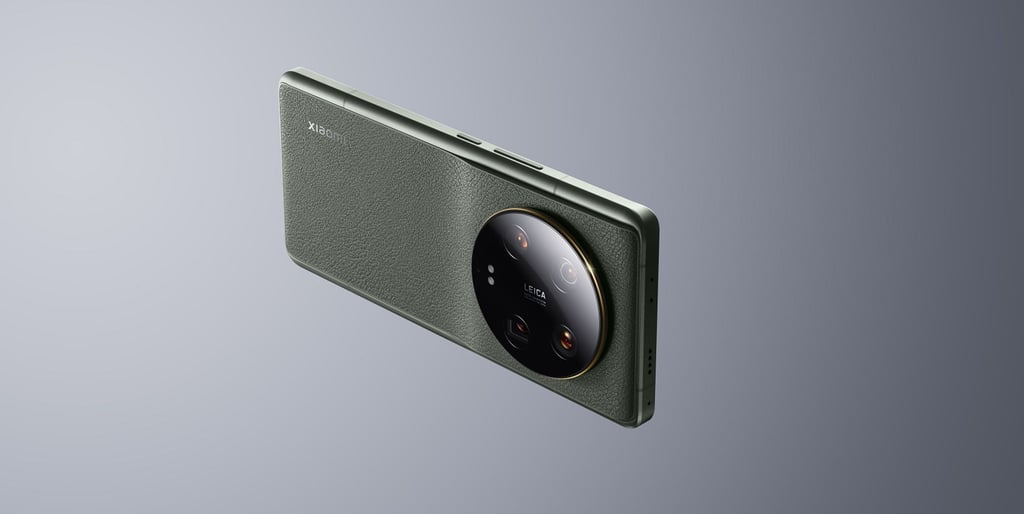 Klassisch und futuristisch zugleich: Die Rückseite des Xiaomi 13 Ultra wird von der Glaskuppel über dem Kameramodul und dem Kunstleder auf Silikonbasis geprägt.