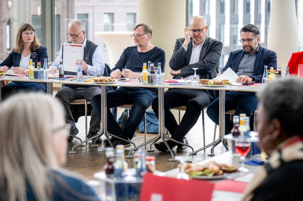 Mustafa Güngör (r-l), Andreas Bovenschulte, Bürgermeister von Bremen, und Reinhold Wetjen.
