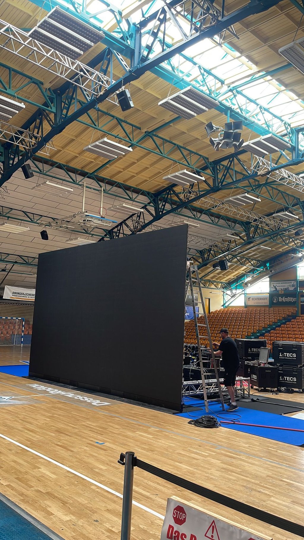Die Leinwand für das Public Viewing in der Dessauer Anhalt-Arena steht.