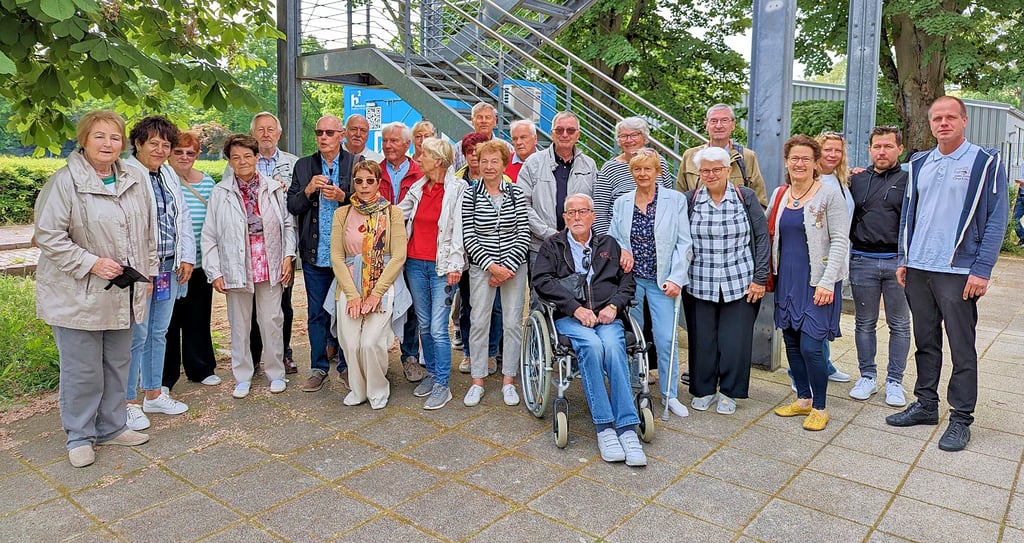 Die Klasse blickt gemeinsam mit Gästen auf das Ende ihrer Schulzeit vor 60 Jahren zurück.