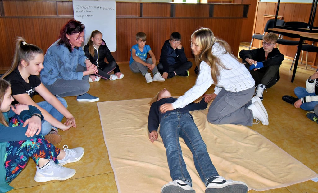 Am Erste-Hilfe-Kurs im Dorfgemeinschaftshaus in Wolmirsleben nahmen Kinder aus Wolmirsleben, Unseburg, Borne und Tarthun teil. Unter Anleitung von Kathrin Fries lernten sie dort am lebenden Modell, wie man sich im Notfall richtig verhält und Leben retten kann.