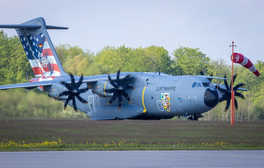 Der Transportflieger A400M der Bundeswehr steht auf dem Gelände des Taktischen Luftwaffengeschwaders 73 „Steinhoff“.